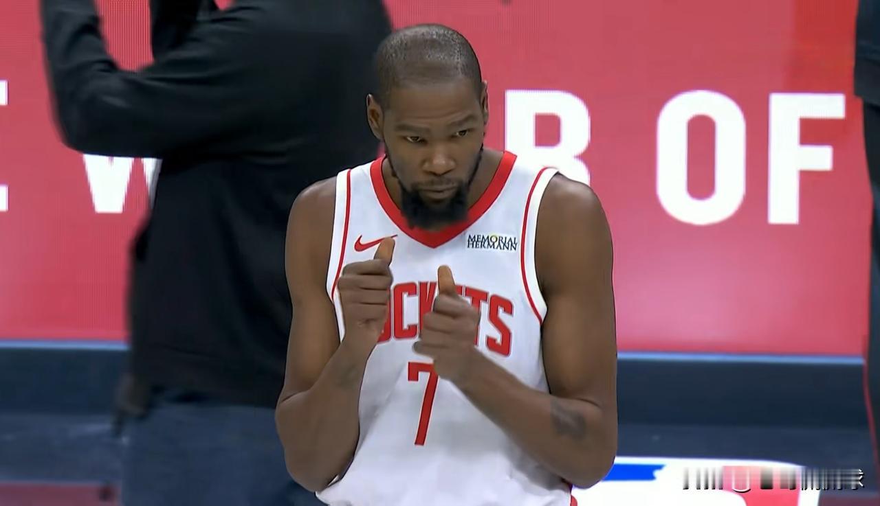 火箭当家球星杜兰特真是太欣赏后辈阿门-汤普森了！在今天火箭客场以120：96大胜