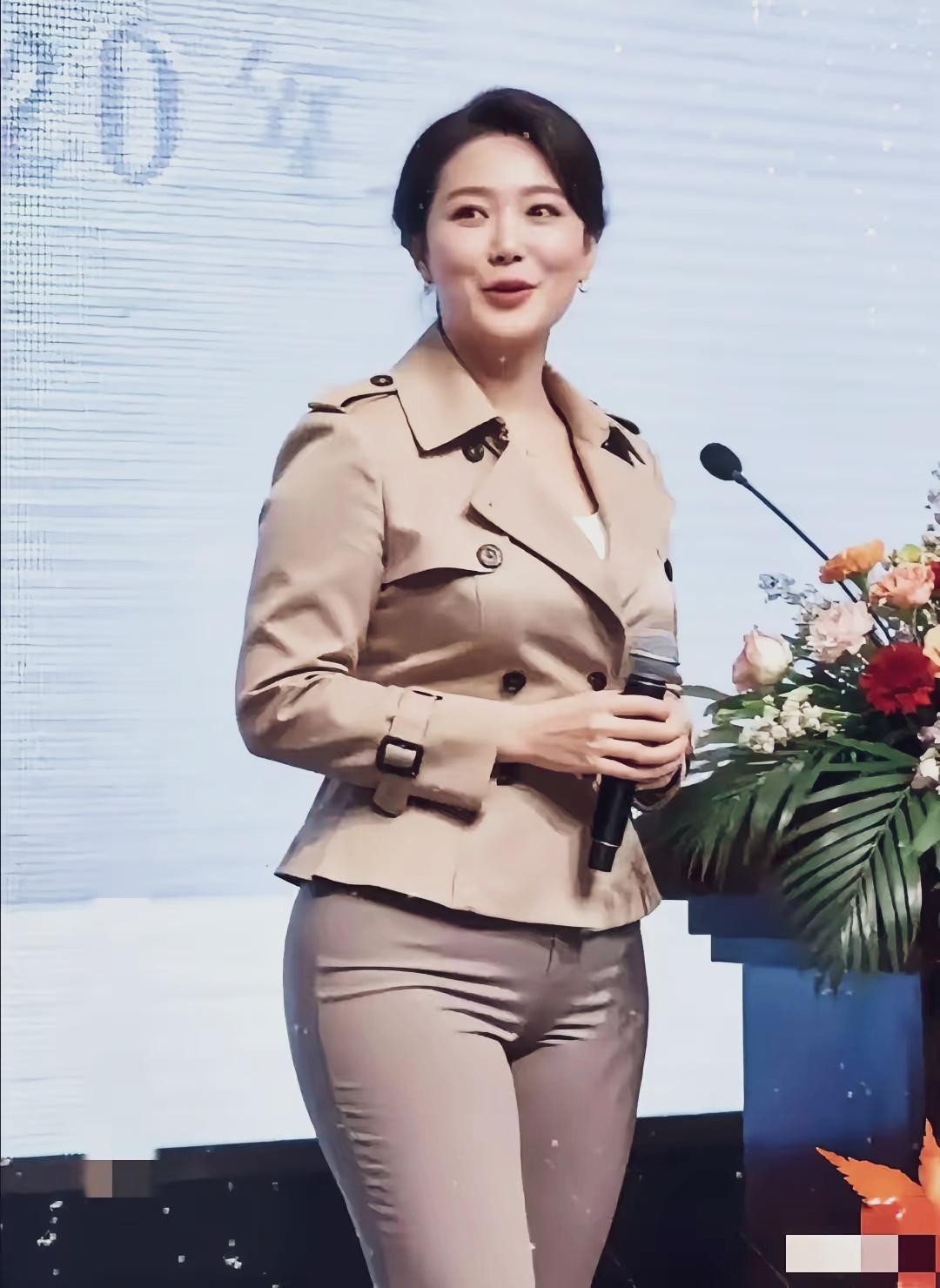 年终总结表彰会，女总裁上台讲两句…