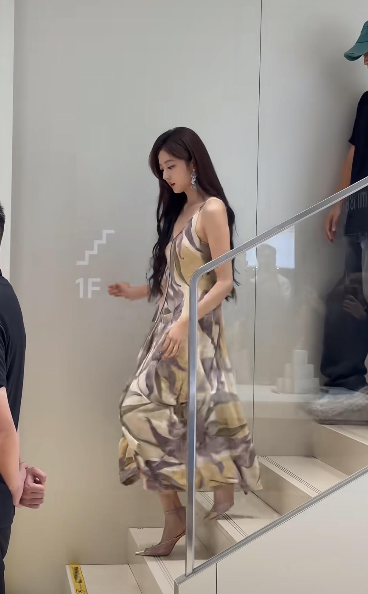 孙千最近西安线下活动，高个子就是好呀，再长的大波浪也不会压个子，而且随便穿一件衣