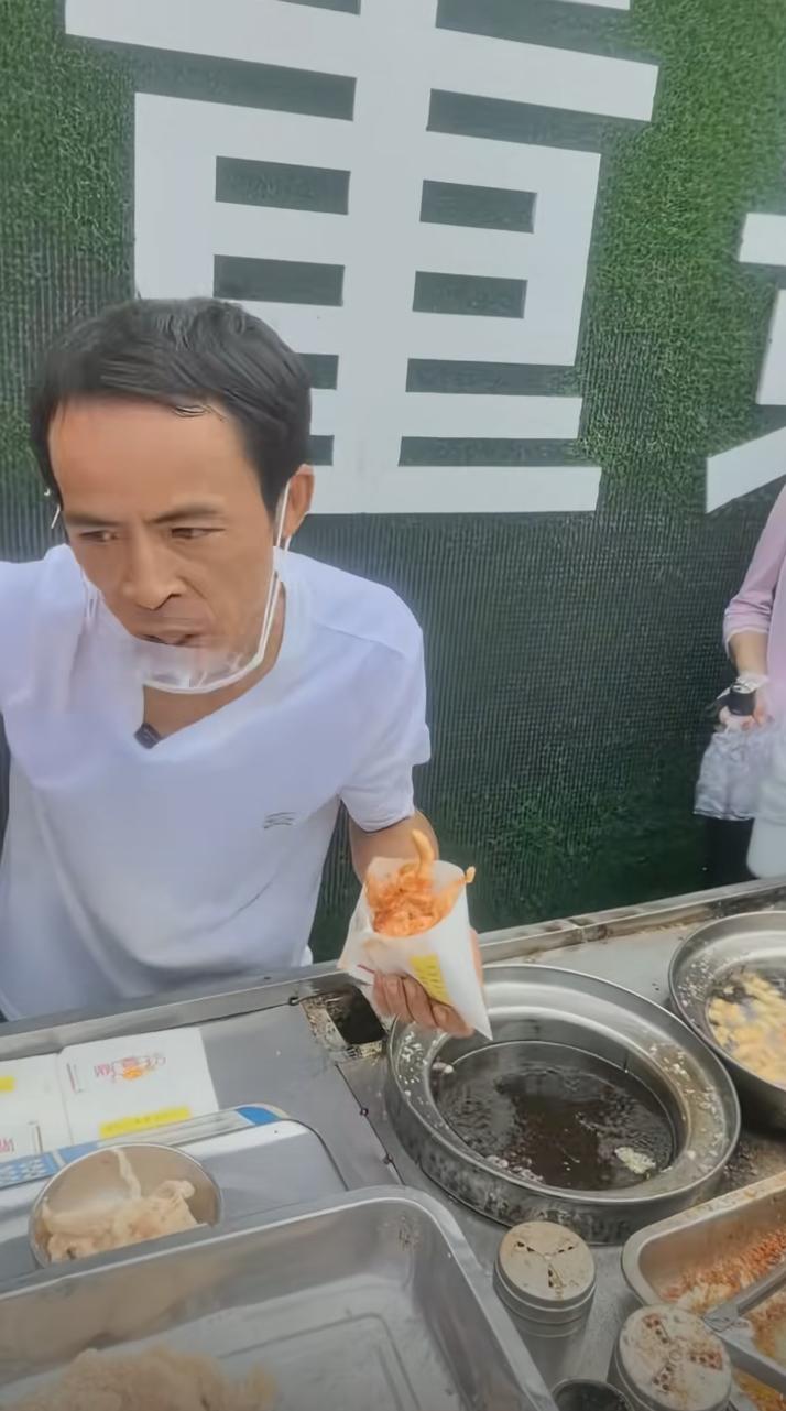 鸡排哥为什么能爆火？不是运气好，主要他做到了以下几点。1.他的鸡排是新鲜的原