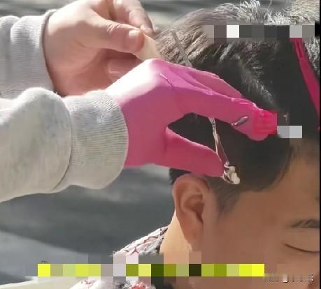 近日，河北石家庄街头现“理发暴徒”，老板全副武装，用着1800元的推子，每位顾客