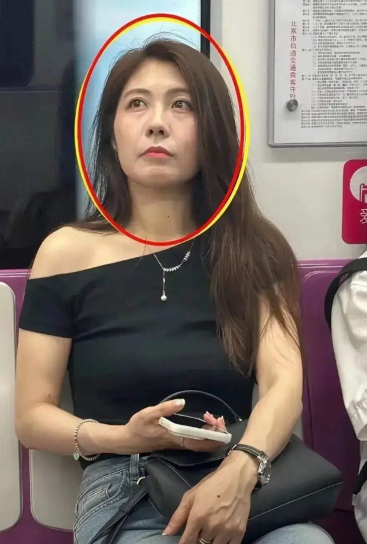 不得不说，这个大妈年轻时候，肯定是一个美人胚子！