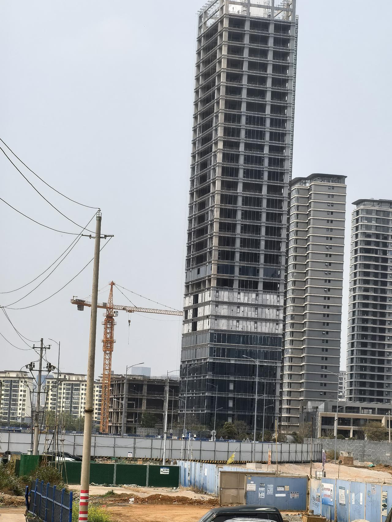 绿地在春城路与巫家坝路交叉口的项目，从428停工至今，那么长时间了，地块应该是无