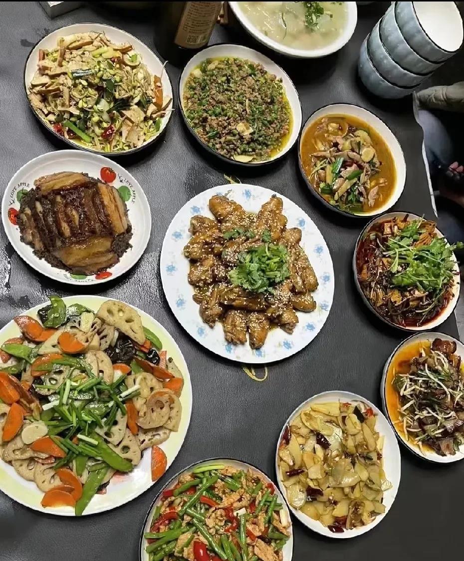 虽然说广西人在吃的方面是很舍得的但是以现在的物价在广西月薪过万才敢这样吃吧