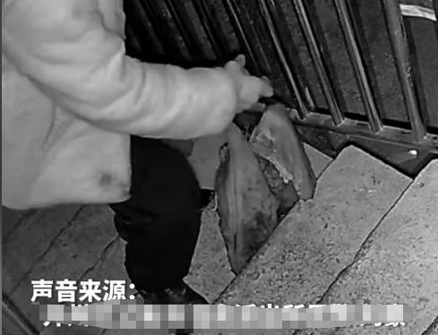 “离了个大谱！”近日，重庆开州，一男子是偷窃惯犯，这天深夜她在小区周边尝试拉开一