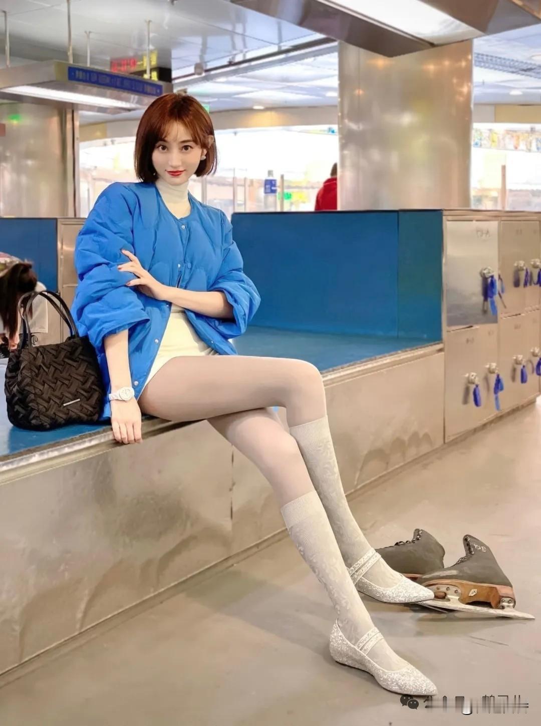 时尚穿搭指南：蓝色外套+闪亮冰鞋，都市女孩的时尚日常！👗👠💃