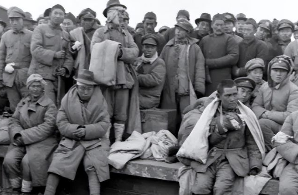 1949年渡江战役中，解放军在芜湖打扫战场时，发现几名士兵围在一具尸体前大哭，上