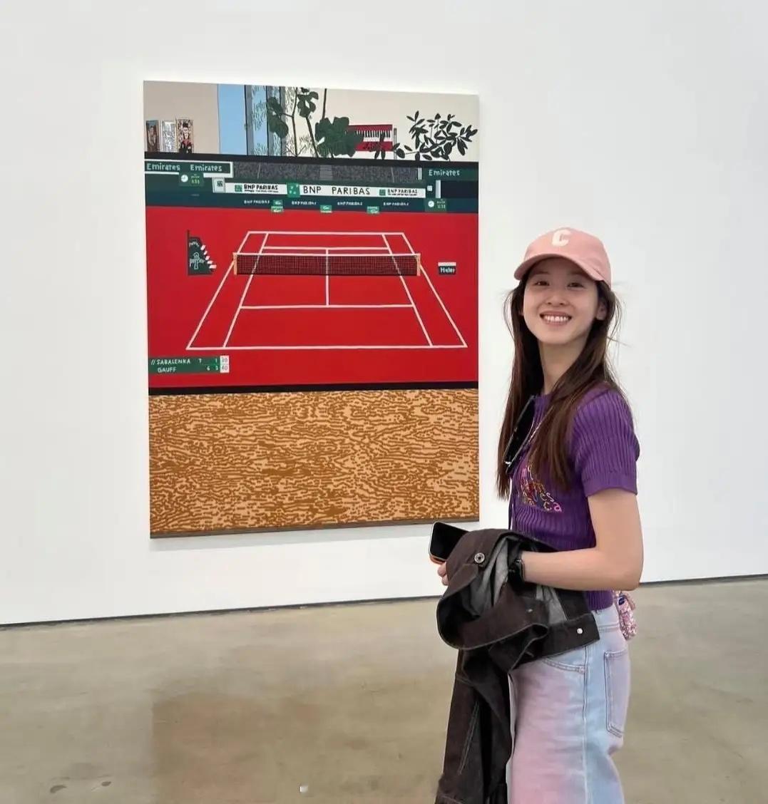 33岁章泽天去参观洛杉矶一位艺术家的工作室，她的穿衣打扮时尚有型大方又不失个性，