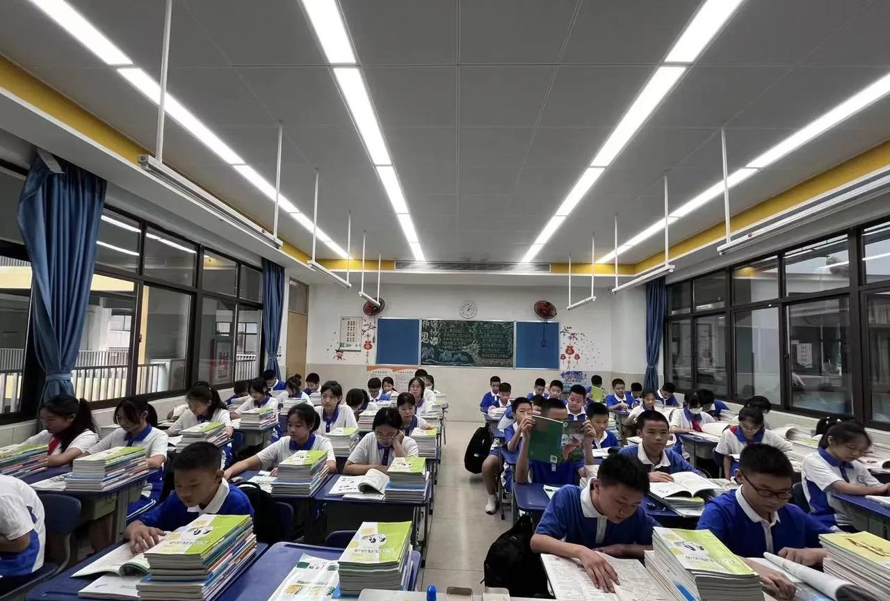能跟着父母来深圳打工的乡下孩子是幸福的。就像我的儿子，他享受到了深圳先进的教育