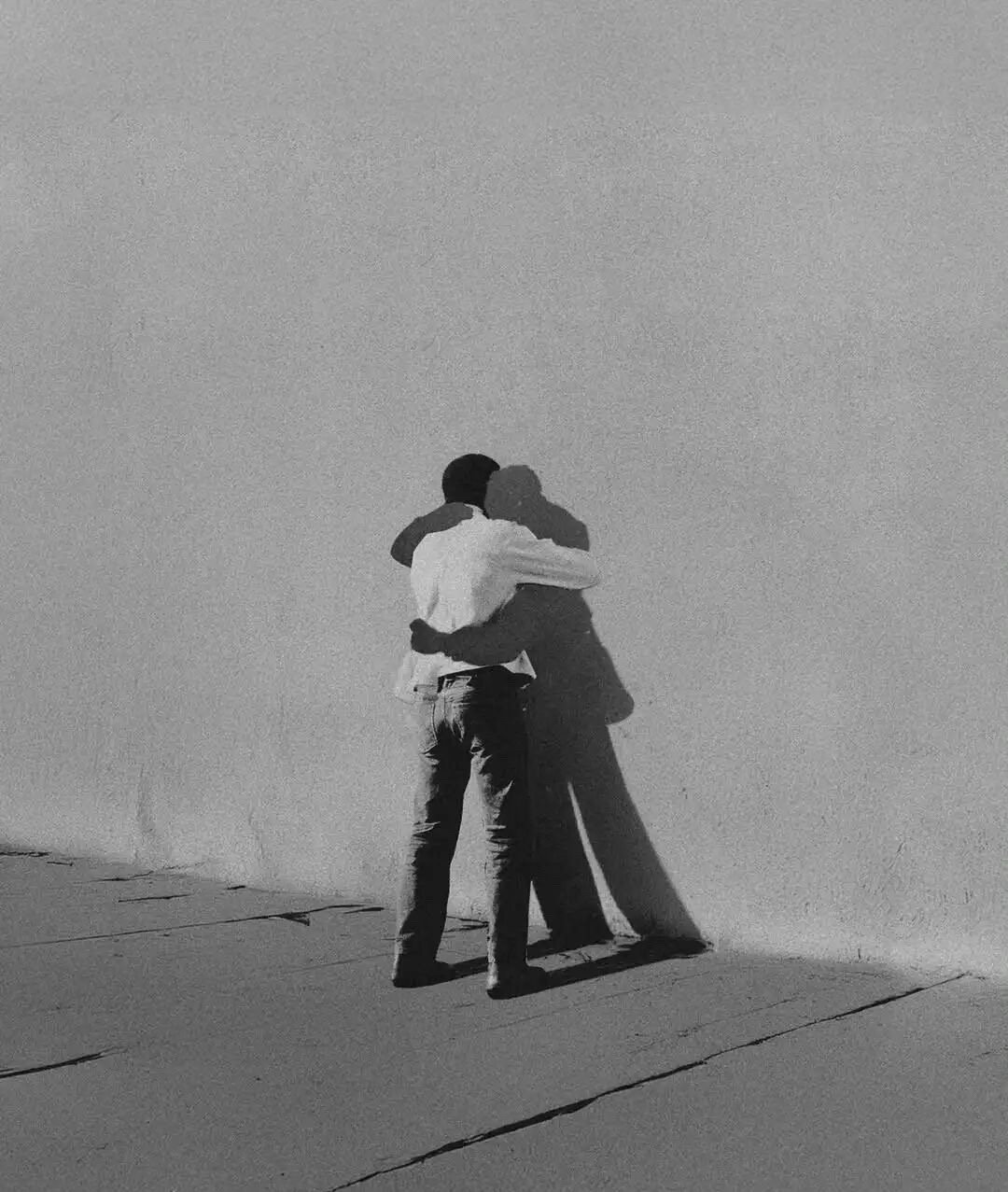 遇见错的人会消耗你，遇见对的人会治愈你，成年人最好的自律是及时止损，人都有执念，