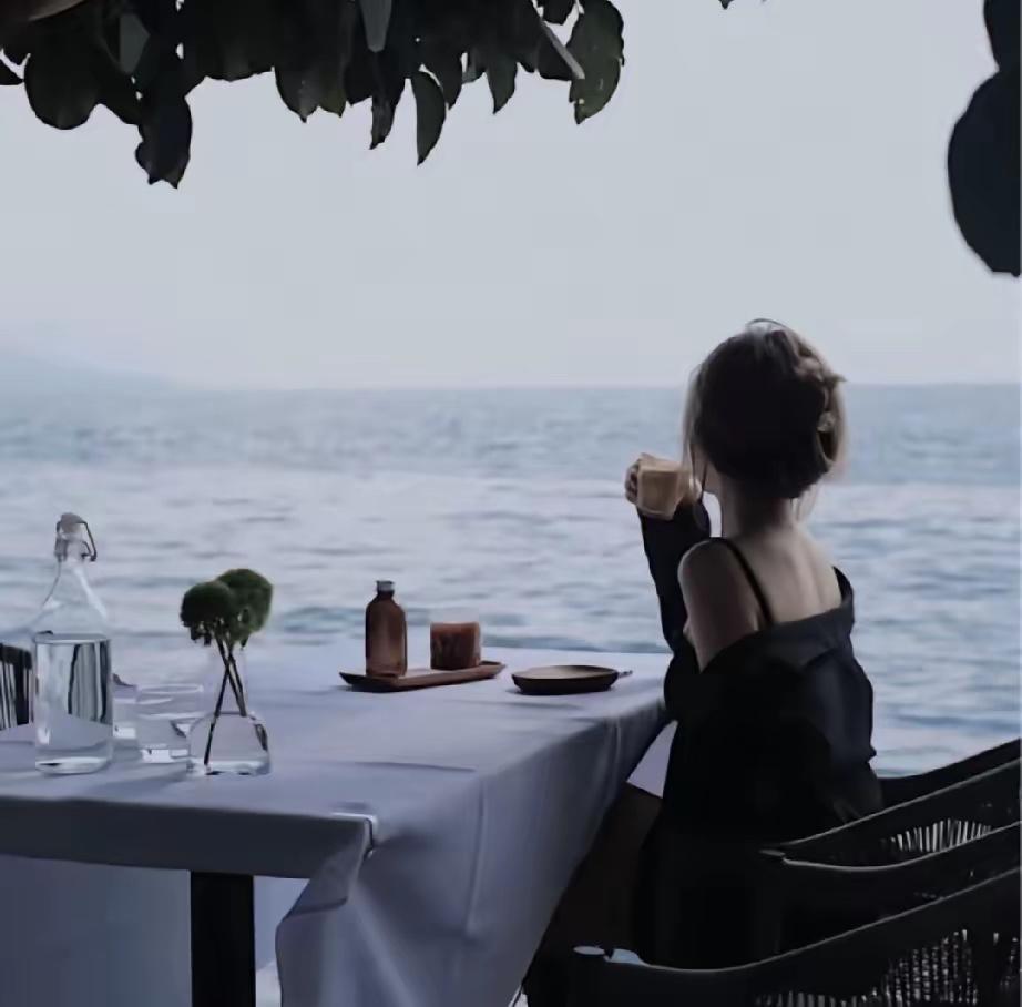 男孩只要站在那里，干净、挺拔、有精气神。衣服整洁，体态端正，说话不扭捏，眼神不