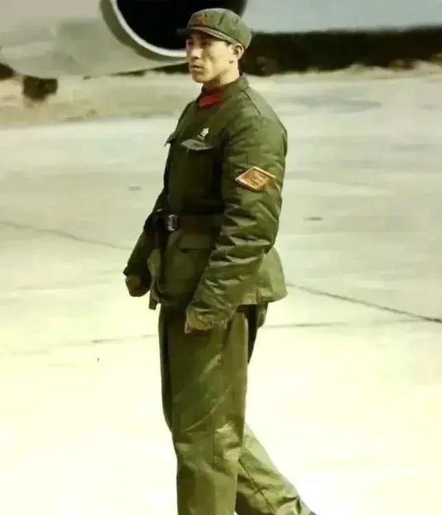 1972年尼克松访华，这位身着特制皮鞋、佩戴54式手枪、穿四个兜军装的军官正在其