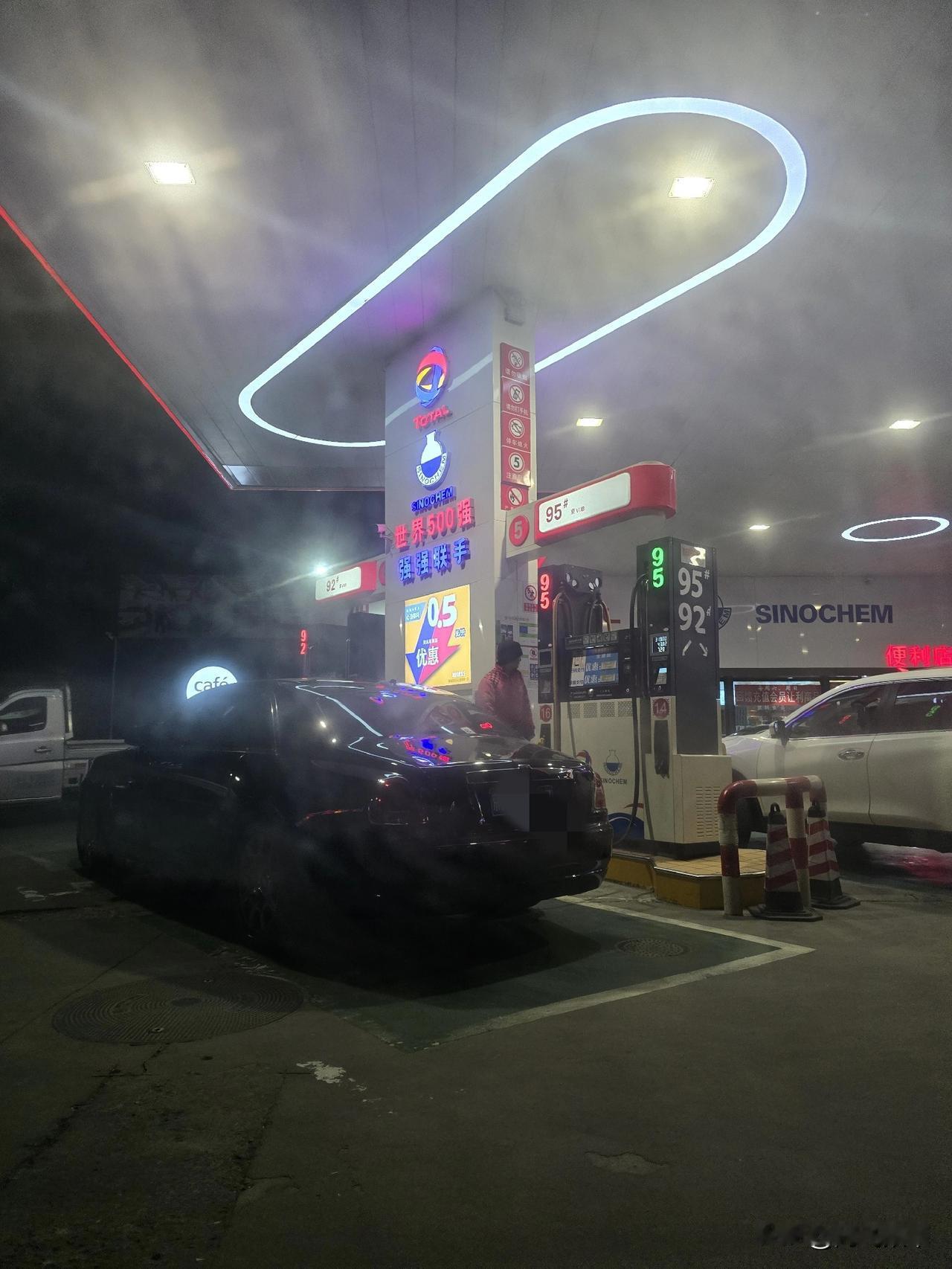 劳斯莱斯和法拉利还加私人油站汽油呢？