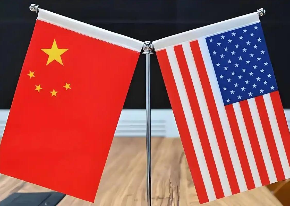 🌛曾经被捧上天的美国“民主灯塔”，如今居然连中国的尾灯都追不上了。还