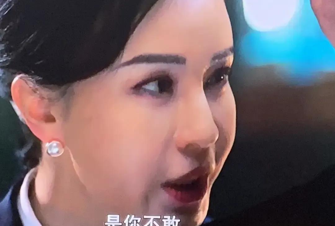 母其弥雅在《沉默的荣耀》里演电讯科安科长，第三集就破译地下电台密码，气场冷到发光