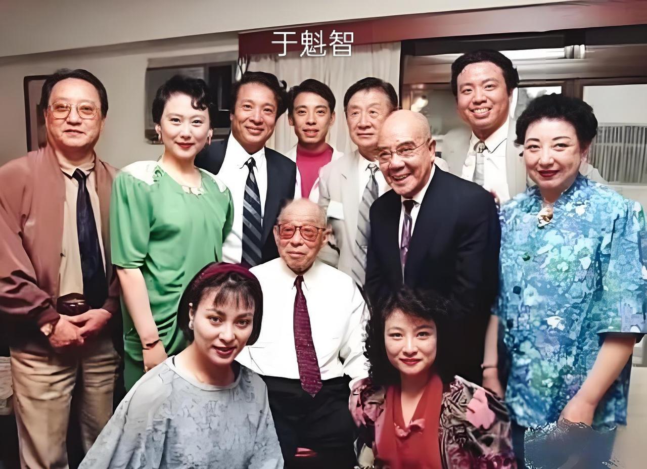 京剧老艺术家和晚辈的合影。那时候，于魁智还很年轻。京剧老生照