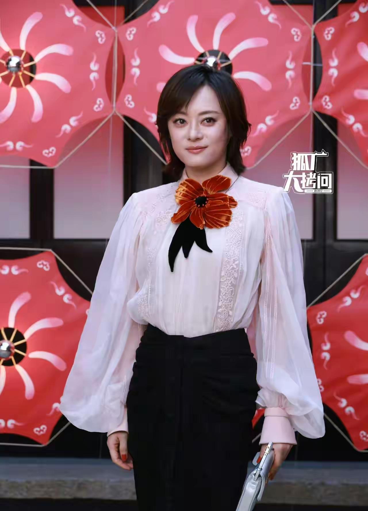 1月16日，孙俪惊艳亮相，穿白色衬衣搭配红色领花，美成焦点！孙俪这气质真是越来