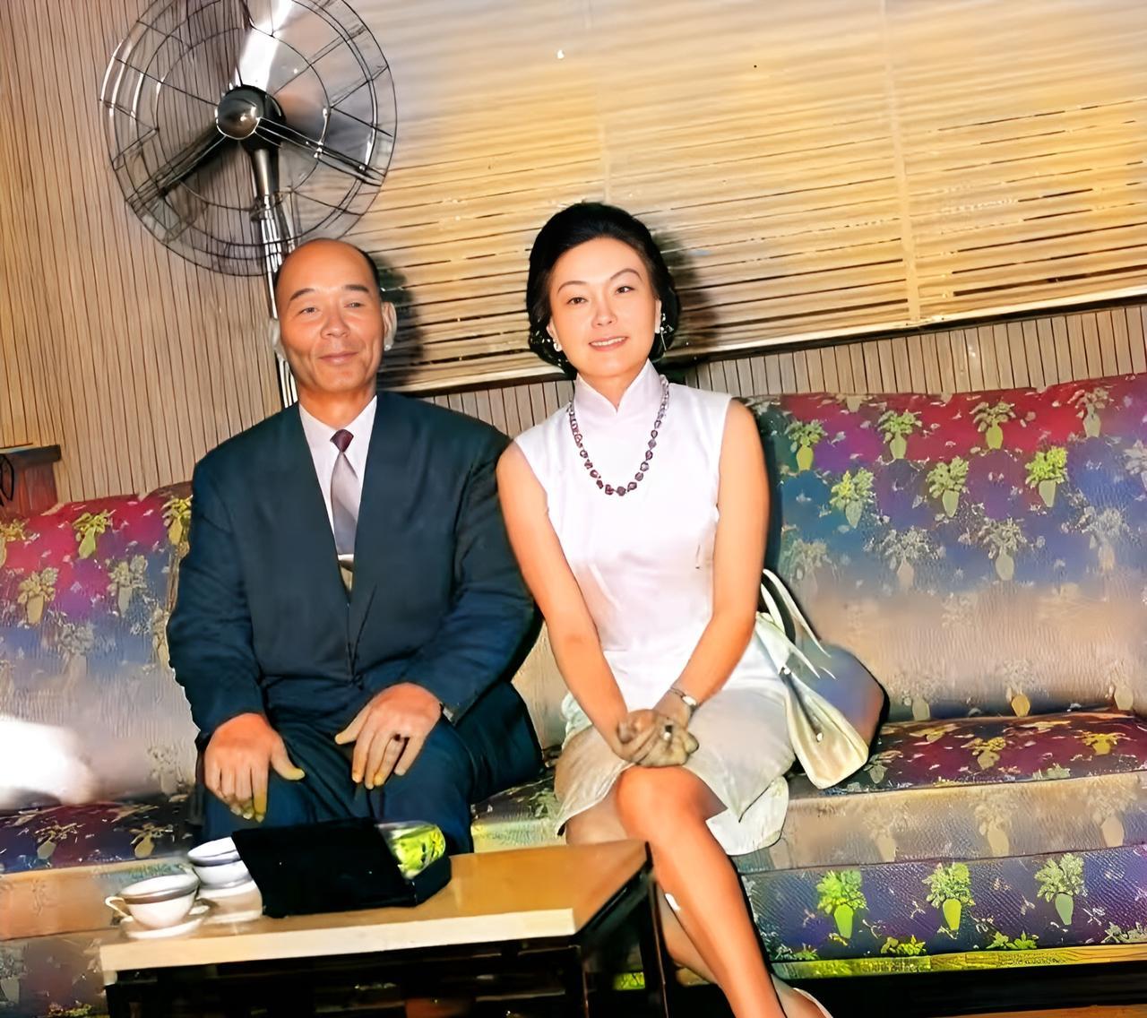 这是六十年代蒋军中最狡猾的将领胡琏与陈纳德的遗孀陈香梅坐在一起。胡琏长着一双三角