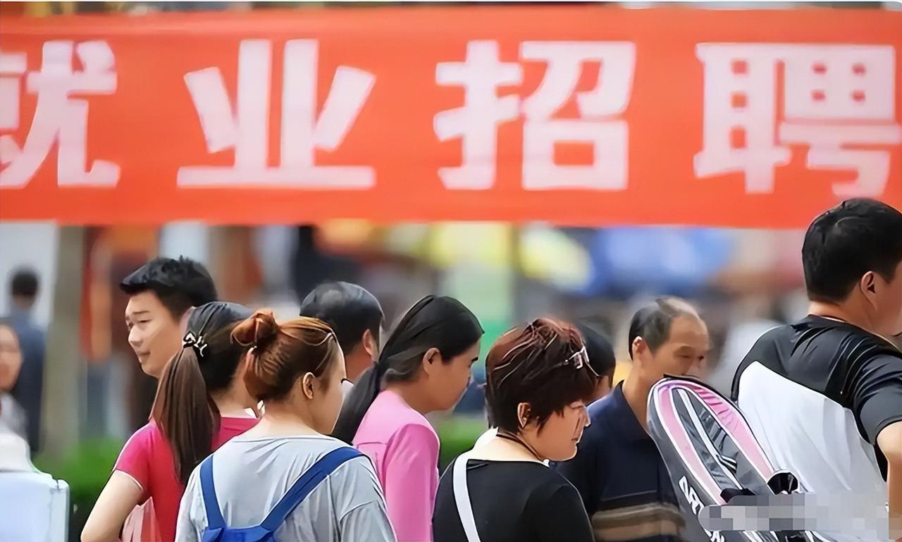文科就业真相：低端被AI替代，高端人才成大厂香饽饽很多人疑惑，为什么一边是文