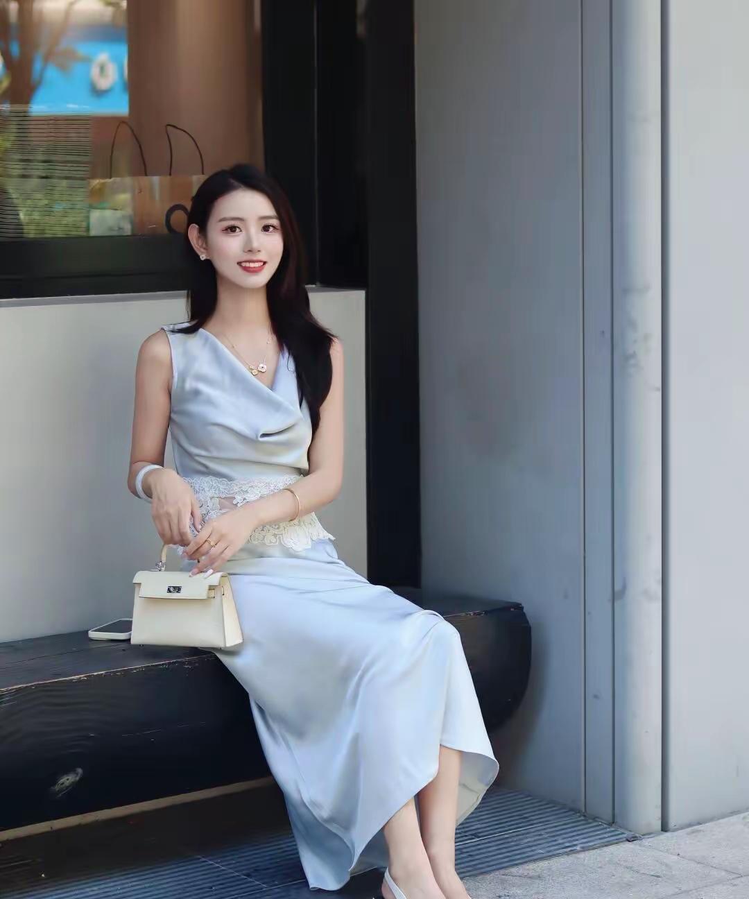 优雅气质，浅蓝色连衣裙搭配白色高跟鞋，完美展现都市女性的时尚魅力。