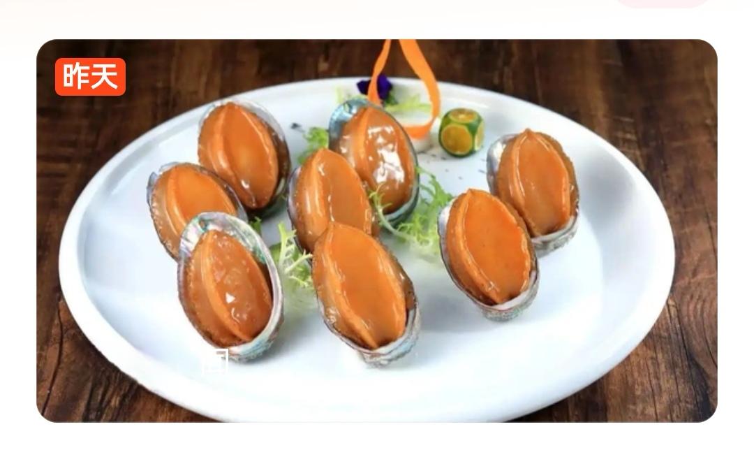 曾被视为高端海鲜的鲍鱼，如今正悄悄“跳”上寻常百姓的餐桌。近日，多地市场鲜活鲍鱼