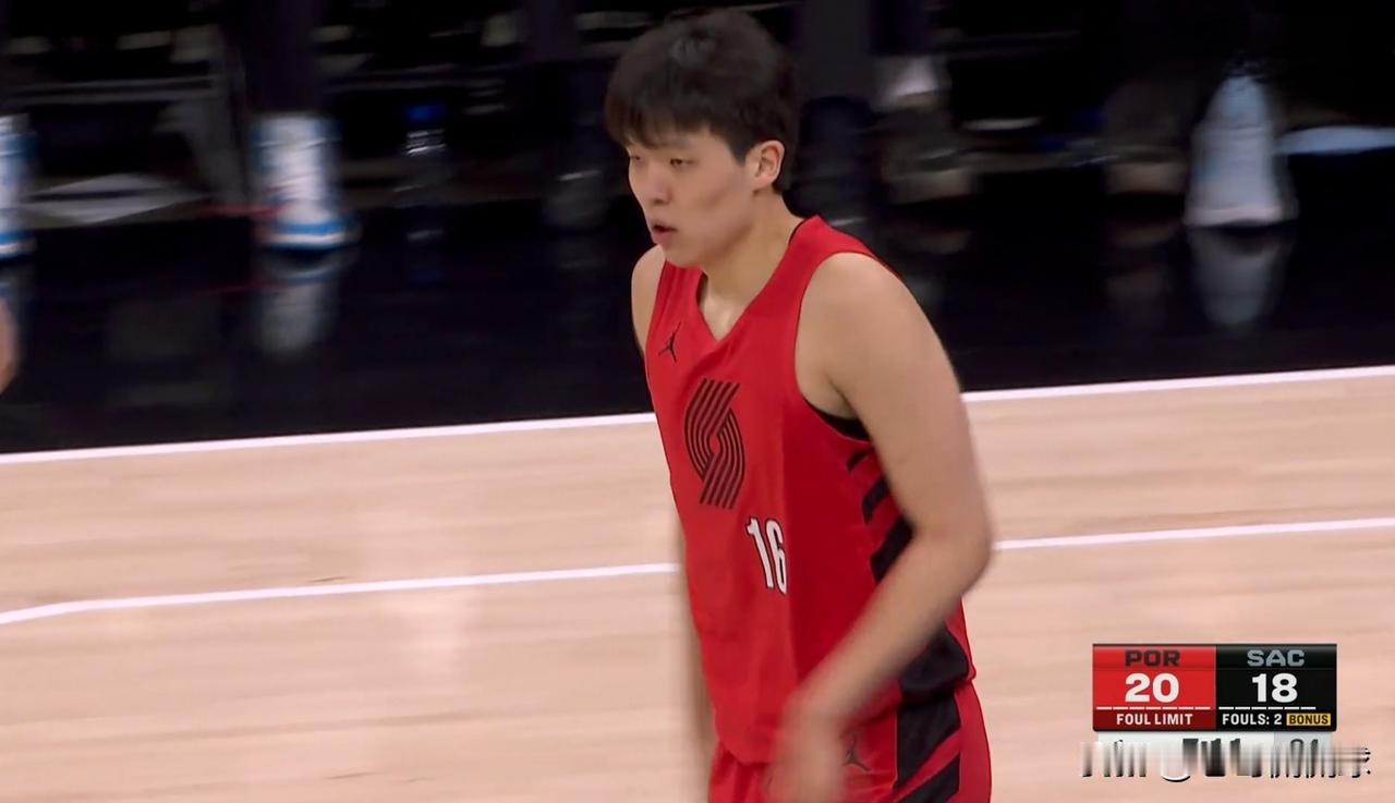 开拓者新星杨瀚森终于被重视了！在今天开拓者客场挑战国王的比赛中，目前双方半场战罢