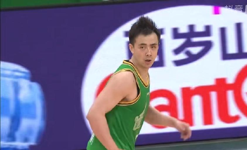 惹不起的赵继伟又来了！！！在辽宁本钢主场击溃南京天之蓝的末节比赛中发生极其疯