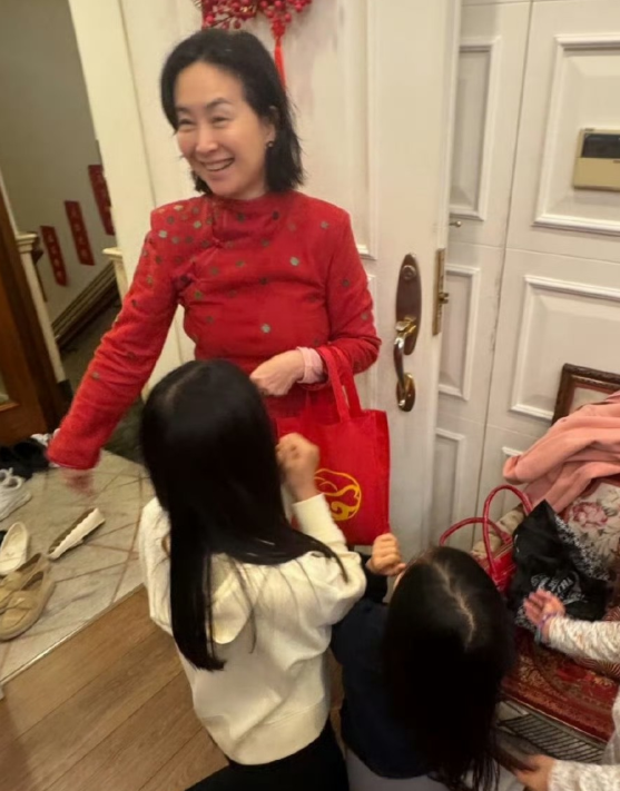 赌王最厉害的女儿何超琼现身发小家，只见她笑容灿烂，神情十分兴奋，她一身红色改良