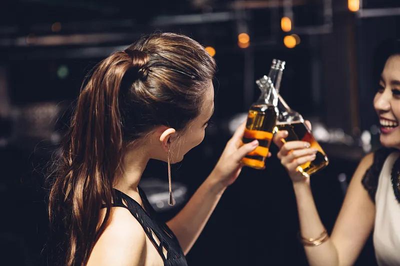 古龙为了女人，一晚上花掉半部小说的稿费。古龙当年可是挺能赚钱，早期的作品，一