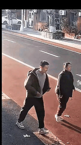 又是山东人！近日，山东威海一对夫妻，提着手提袋来到北部战区海军支队营区门口。