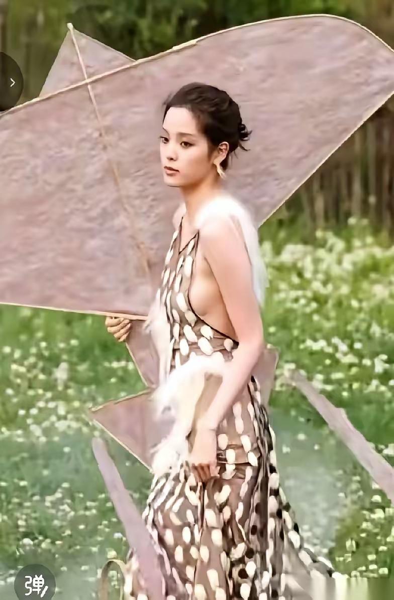 不得不承认，气质确实与年龄无关，虽说欧阳娜娜正值青春年少，却毫无气质可言。实际