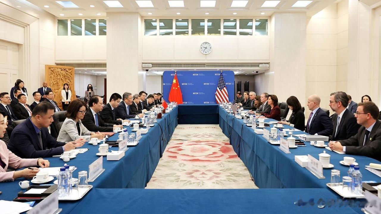 同一个国家，面对不同的人，姿态可以完全不同——这不是玄学，是实力坐标系在起作用。
