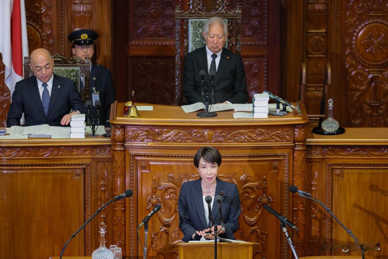 日本首相高市早苗今晚（2月20日）发文说：“今天，承蒙天皇陛下莅临，第221届国