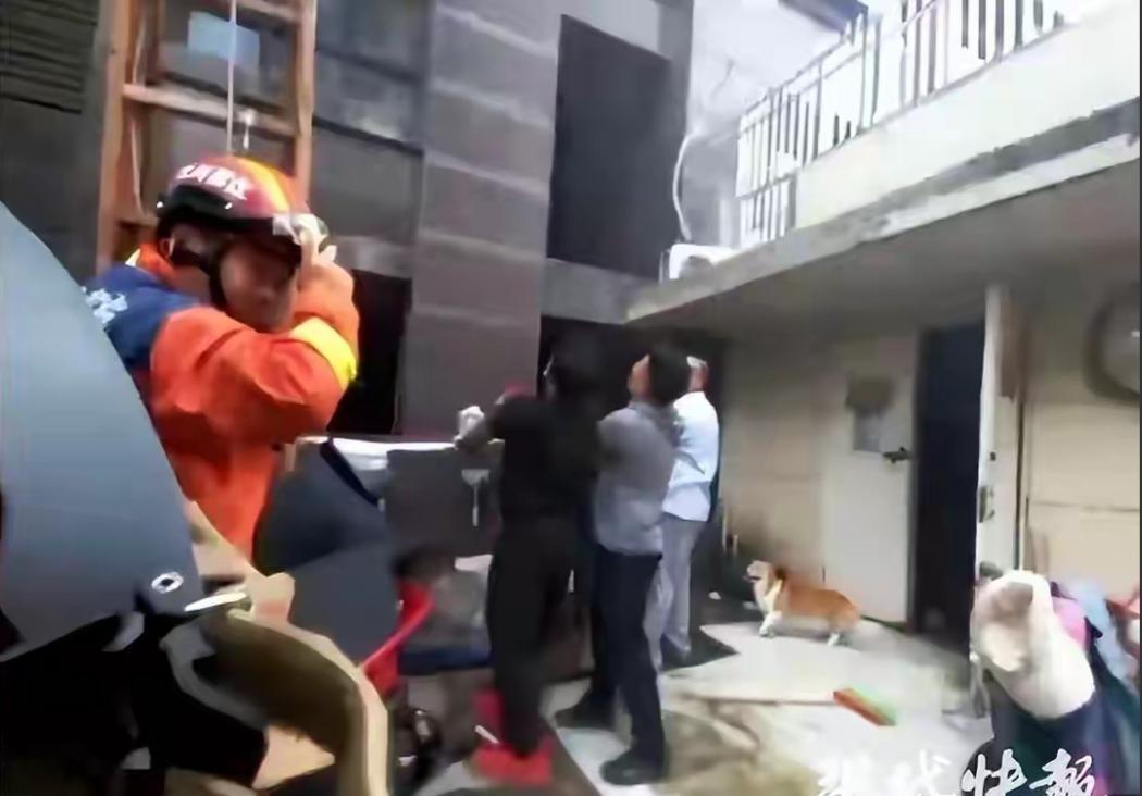 针对大家最关心的救援问题，连云港消防的相关负责人终于出来回应了。这段时间小区火灾