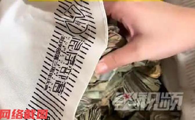 黑龙江佳木斯有男子回老家收拾东西。这时男子看到在一处老旧的柜子里有个包，看似