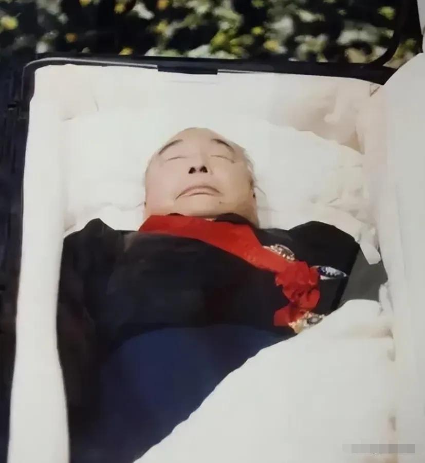 1988年1月13日，蒋经国突发胃肠道不适，服药后大口吐血，经抢救无效突然去世。