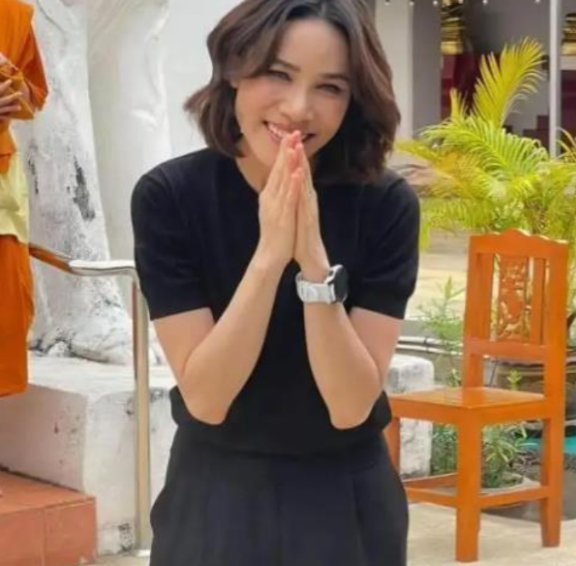 诗妮娜贵妃也爱拉布布！贵妃在太后的守灵仪式结束后，回到了她的家乡楠府。她出现在皇