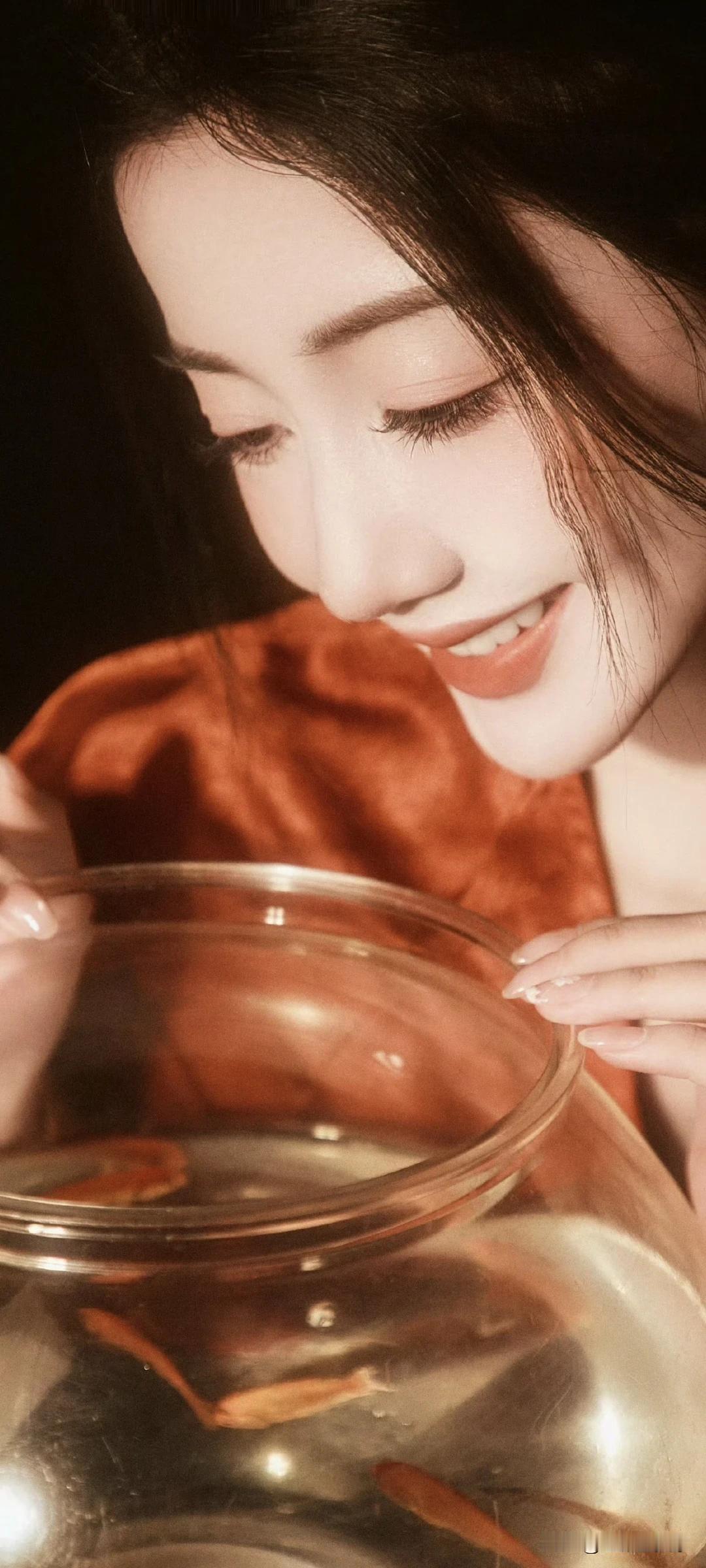 陈欣予写真壁纸～暖橘光影里的致命诱惑，腕间流光与耳畔红鳞，每一寸都写满性感张力！