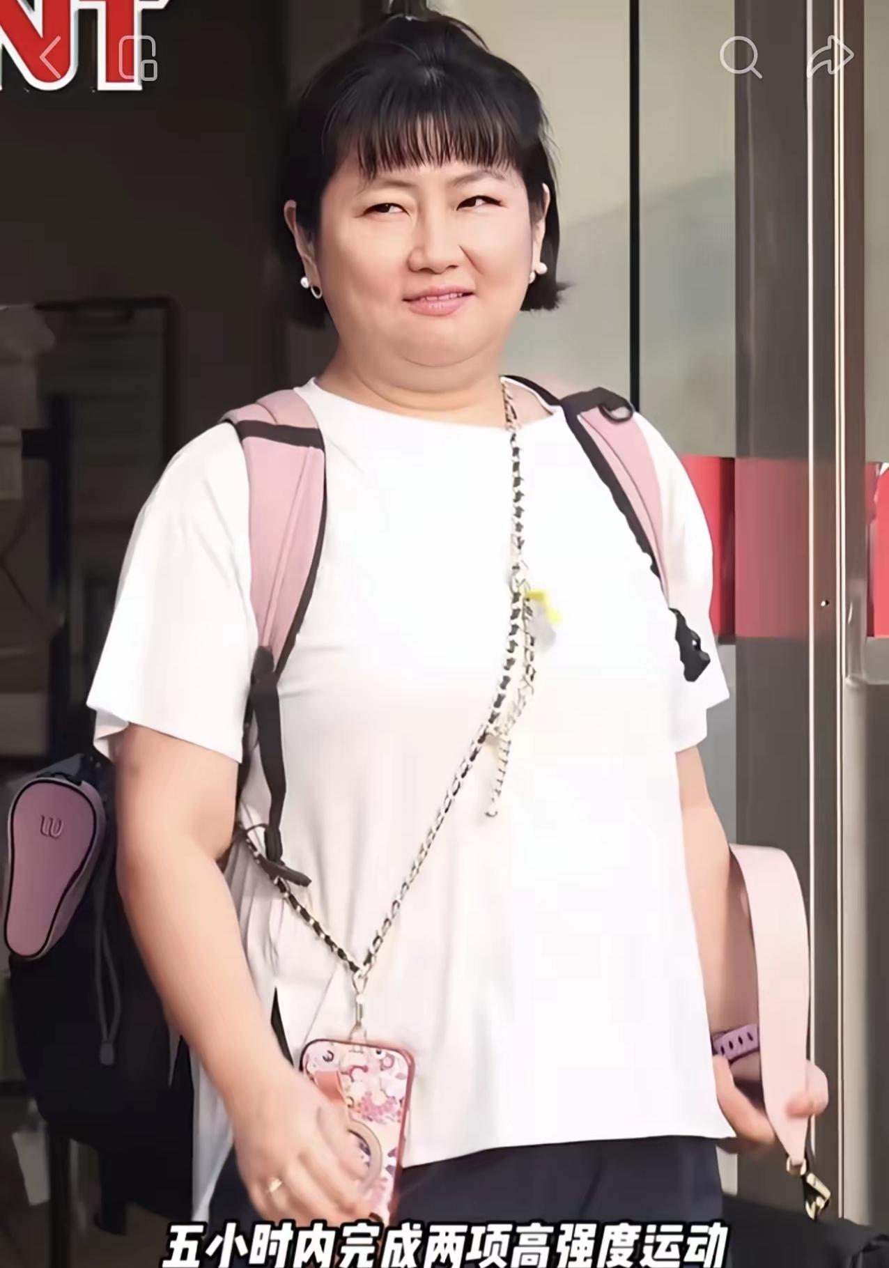 曾经身材苗条，小蛮腰，观精致，现在一张大柿饼脸，腚大腰圆，水桶腰大肚腩，简直认不