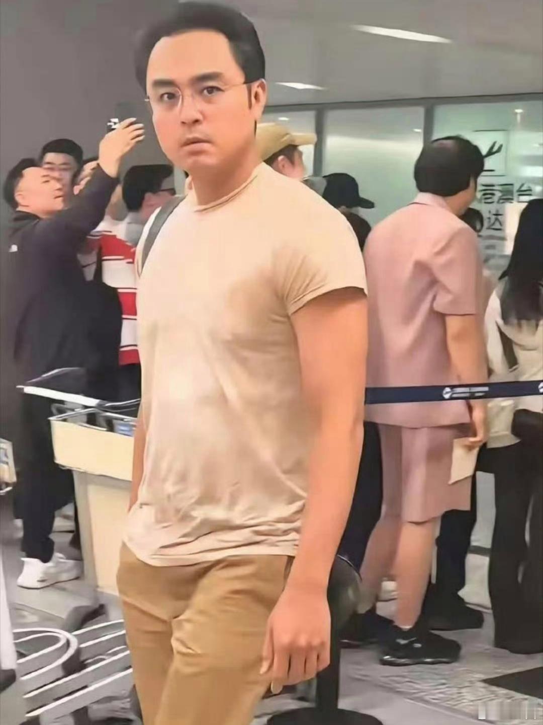 明道都变成这样了一脸沧桑。这还是王子变青蛙的单均昊吗？？？