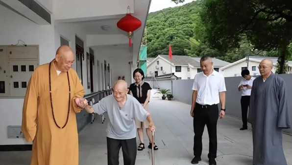 很多寺庙没有解决这个问题，年老的僧人没有劳动力了，就会被赶出寺庙，由于断亲和没有