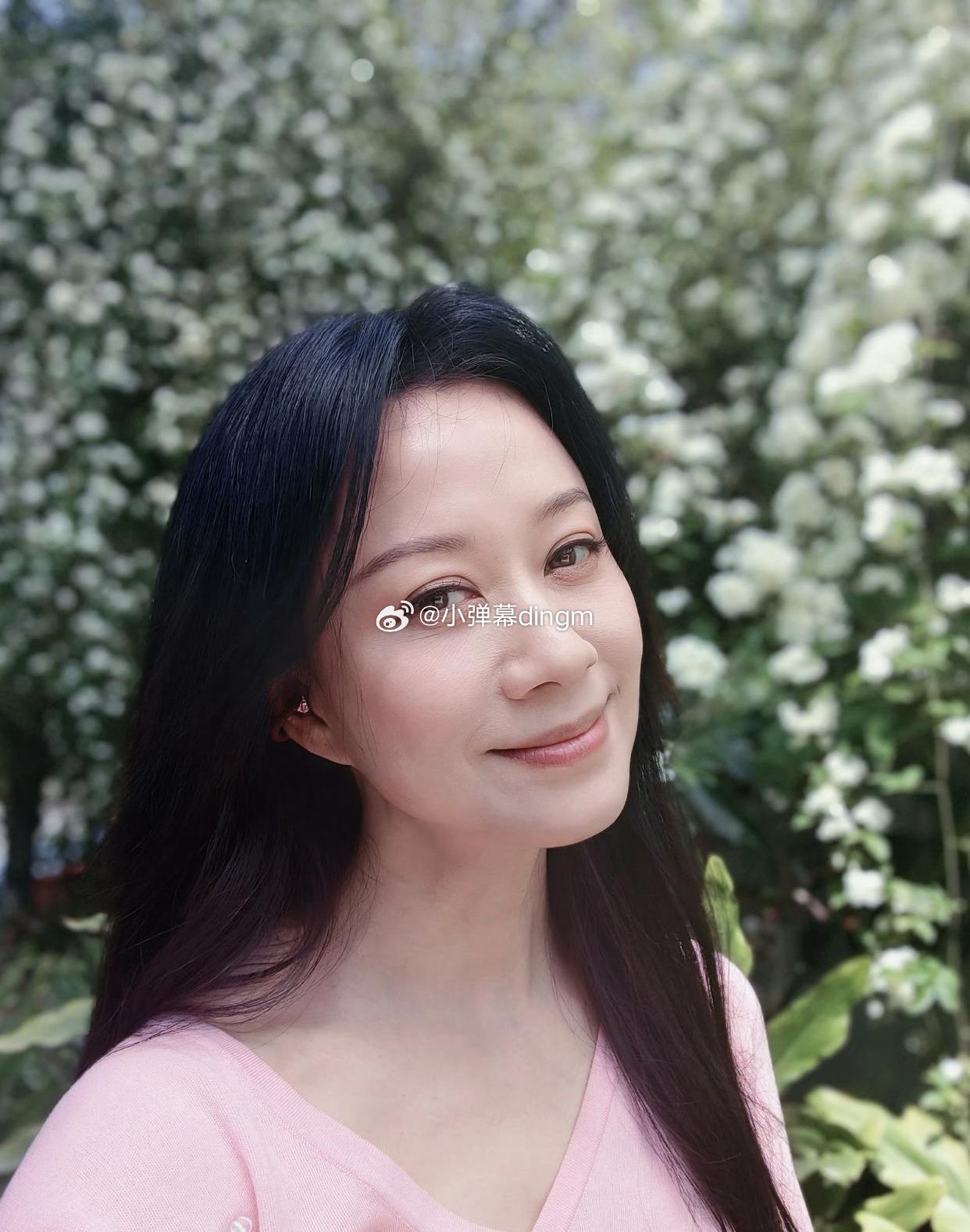 1.倪虹洁跟自己儿子联系不多，关系也不是很好，儿子出国读书没花她的钱，是爸爸出钱