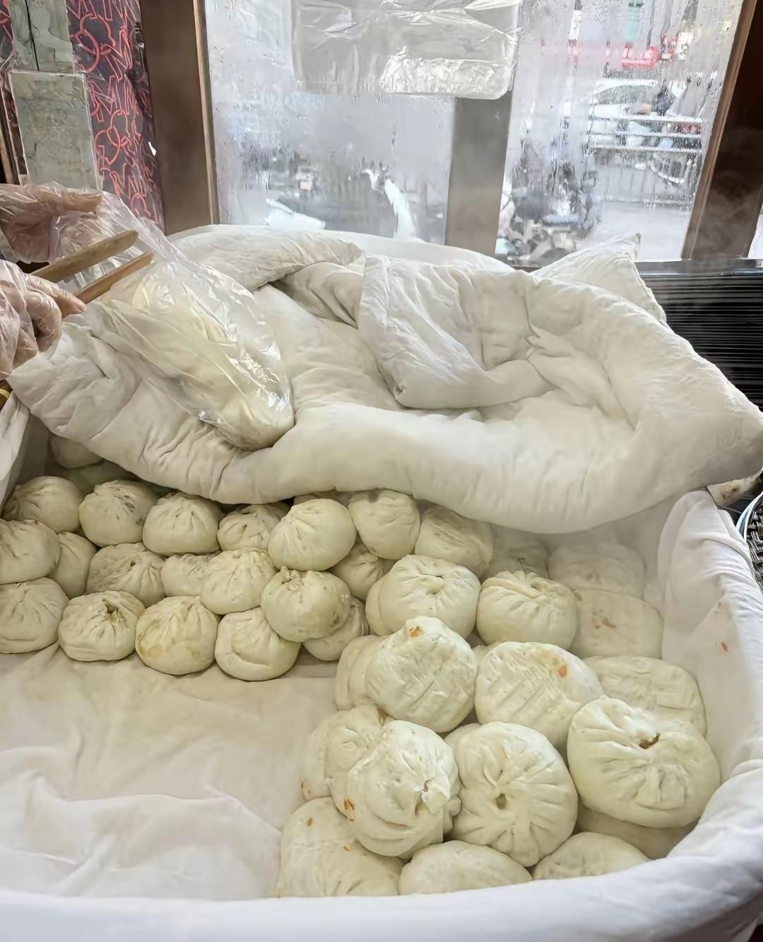 一直以为早上吃的包子都是当天现做的，结果一个朋友悄悄告诉我，有次就看见一家包子铺