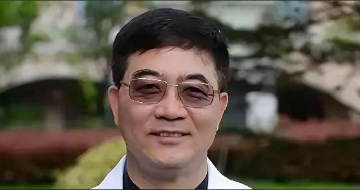 上海中山医院心内科顶尖专家葛均波，在为一名19岁少女实施心脏手术时，竟突然浑