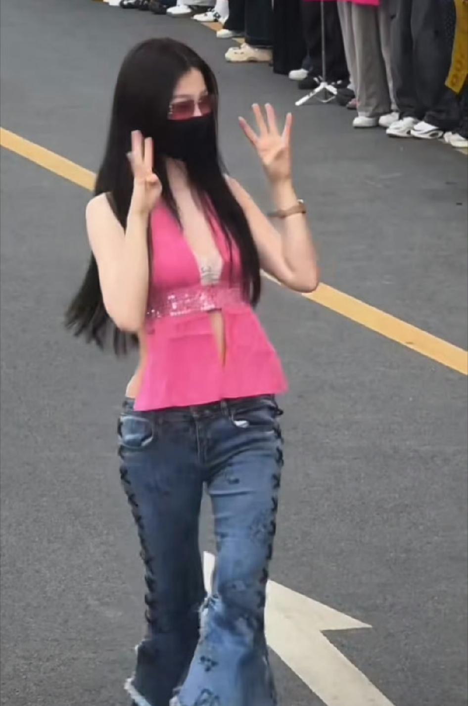 虞书欣这一身可以算是奇装异服了吧[笑着哭]身材条件这么好，但是时尚感真的差一点，她