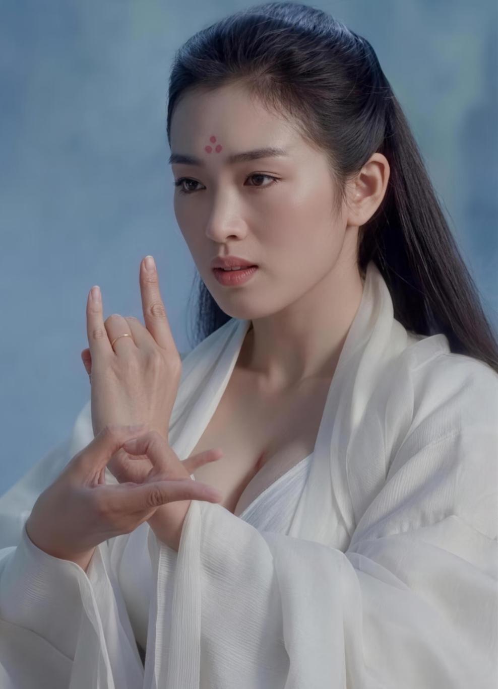 巩俐之所以为巩皇，她在天山童姥里的造型直接给出了答案，她的美发挥到了极致。巩