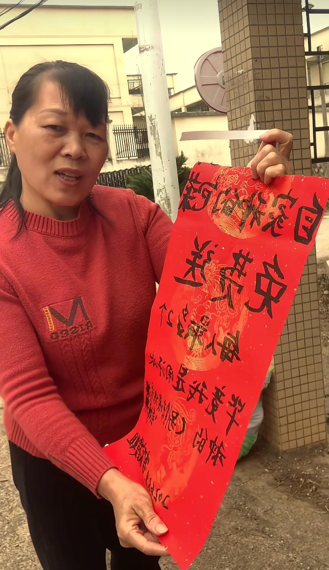 这位农村大姐火了！广东河源，一位大姐拎着一袋子蔬菜来到路口，可她并不是来卖菜的，