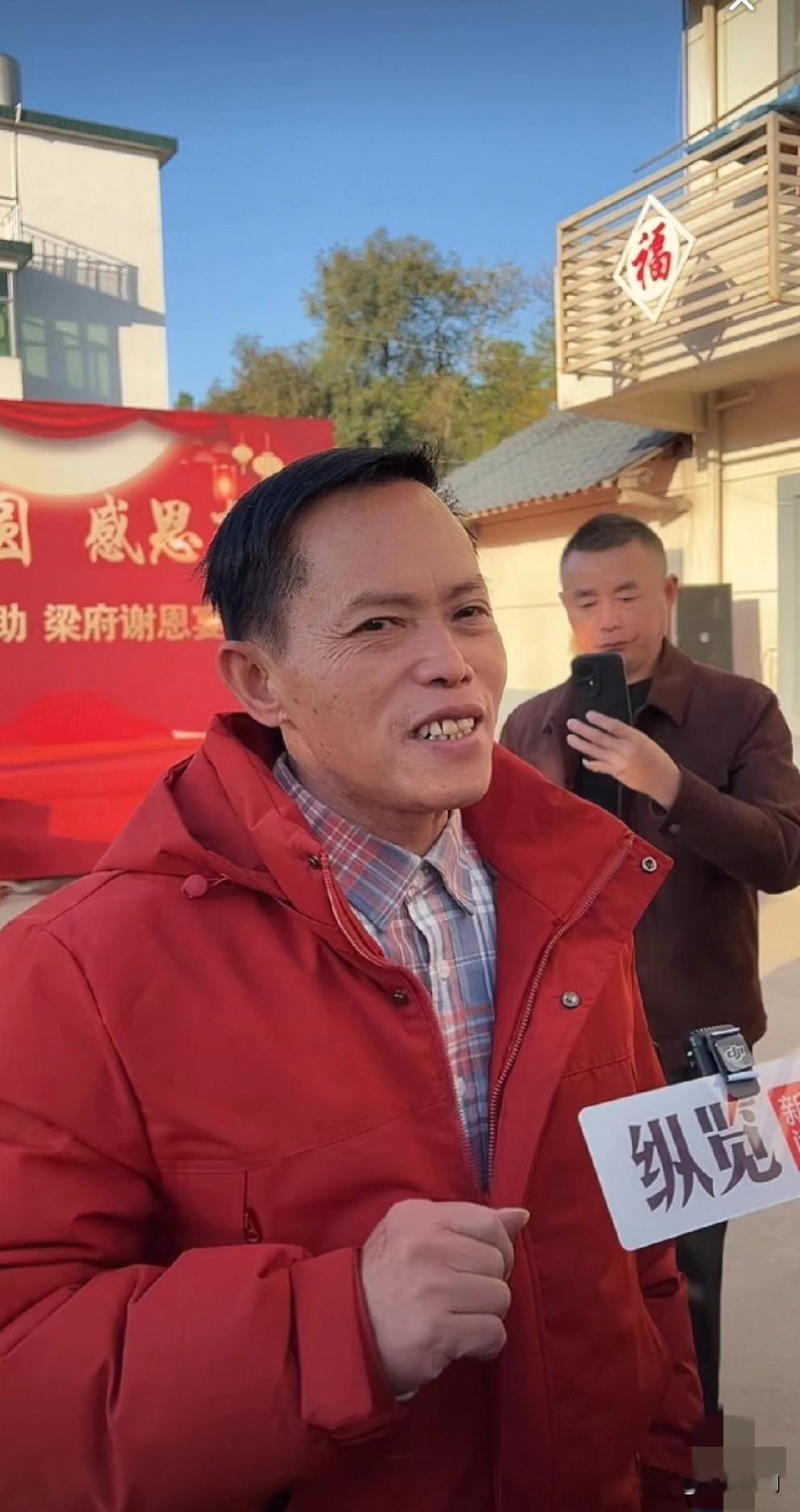 今日上午9点，梁志辉出场。梁爸接受记者采访说，选择9点这个时间大吉大利，寓意好。