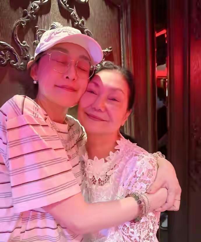 S妈和范玮琪，抱在一起，哭成了泪人。范玮琪认S妈为妈妈了，因为她自己的亲妈已经