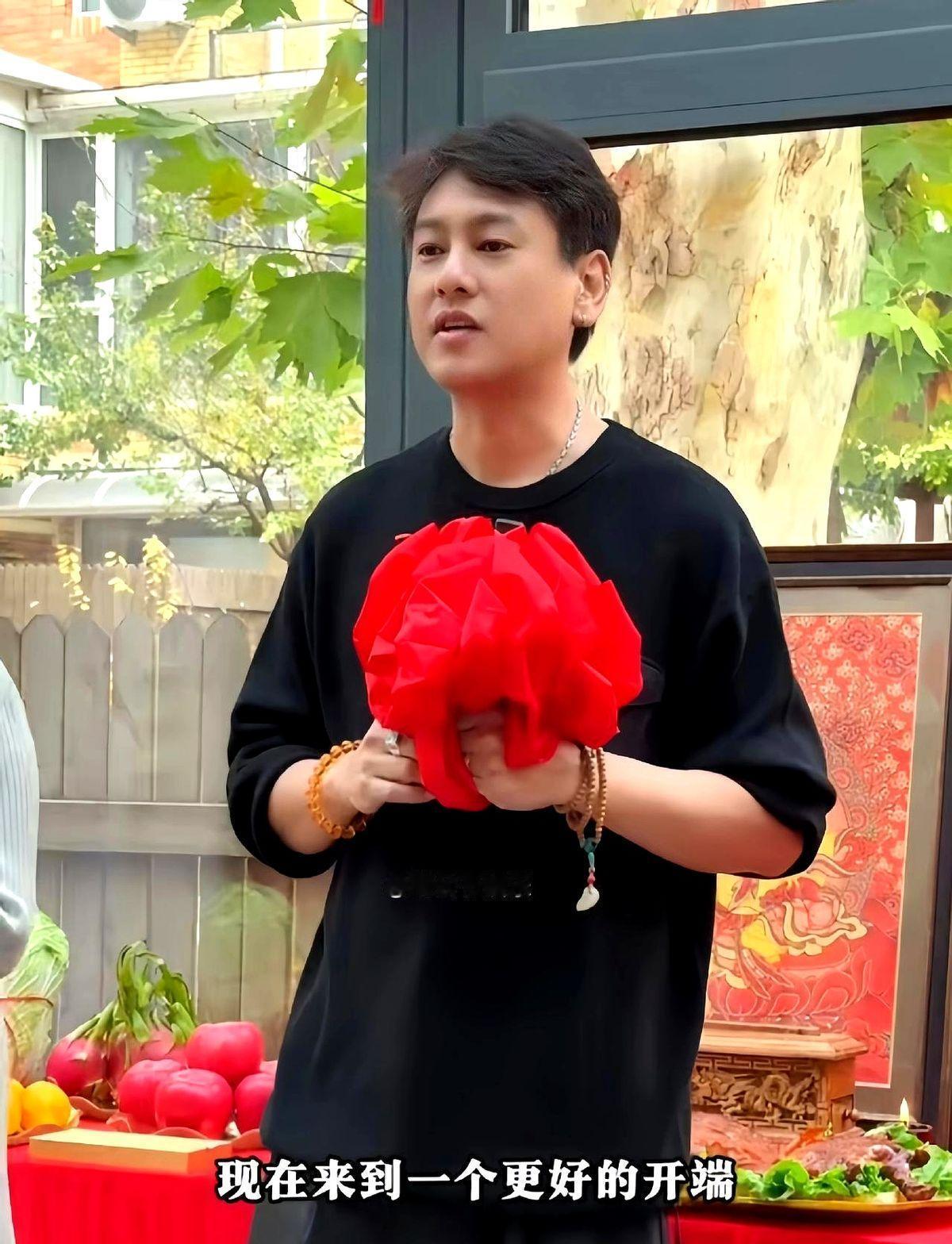 朱孝天不靠情怀卖锅巴，三个月卖了五百万单。别人还在拍戏演偶像，他蹲在直播间喊“